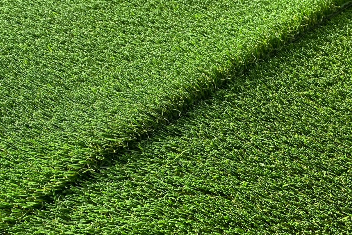 La pose de gazon synthétique : une étape facile à réaliser soi-même